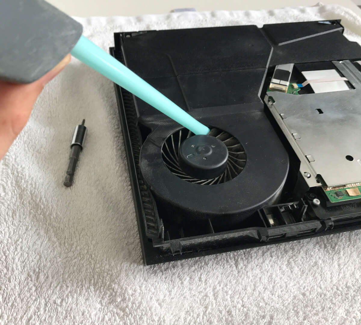 Czyszczenie radiatora PS4. Po latach, w miarę uciszyłem konsolę