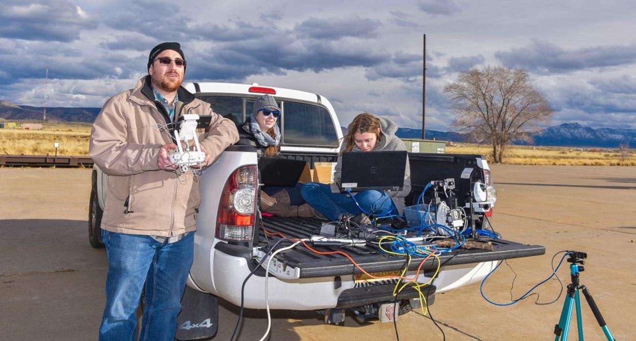 Jak walczyć z dronami? Innymi dronami z siatką!