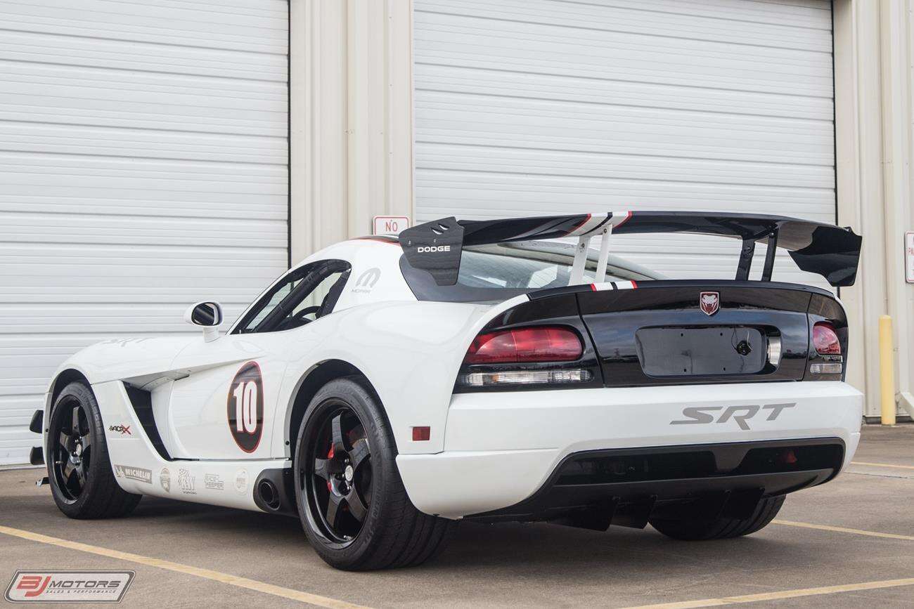 Jeden z 50 i prawie nowy Dodge Viper do kupienia