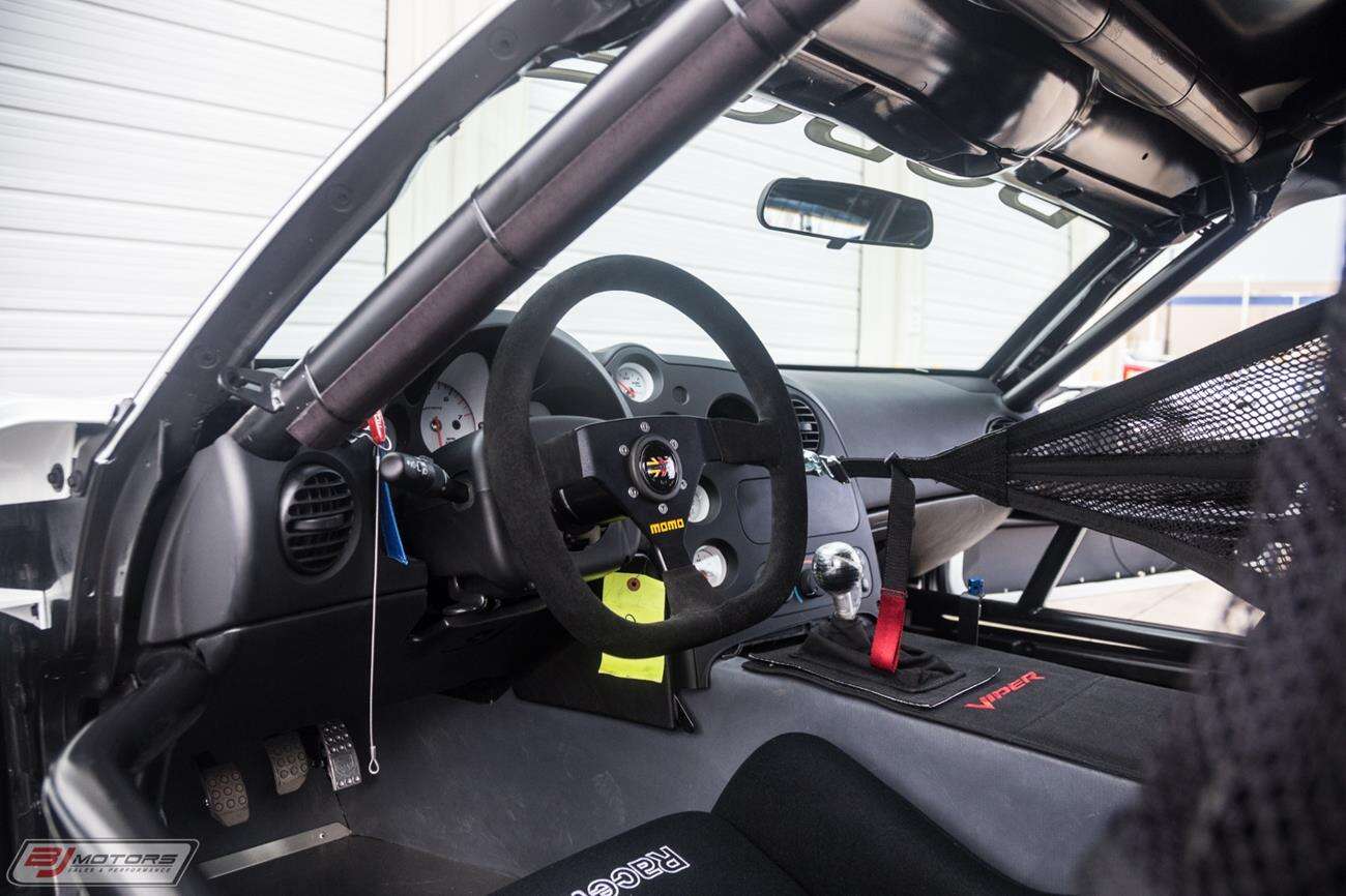 Jeden z 50 i prawie nowy Dodge Viper do kupienia