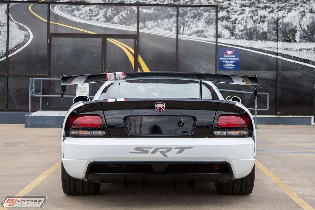 Jeden z 50 i prawie nowy Dodge Viper do kupienia