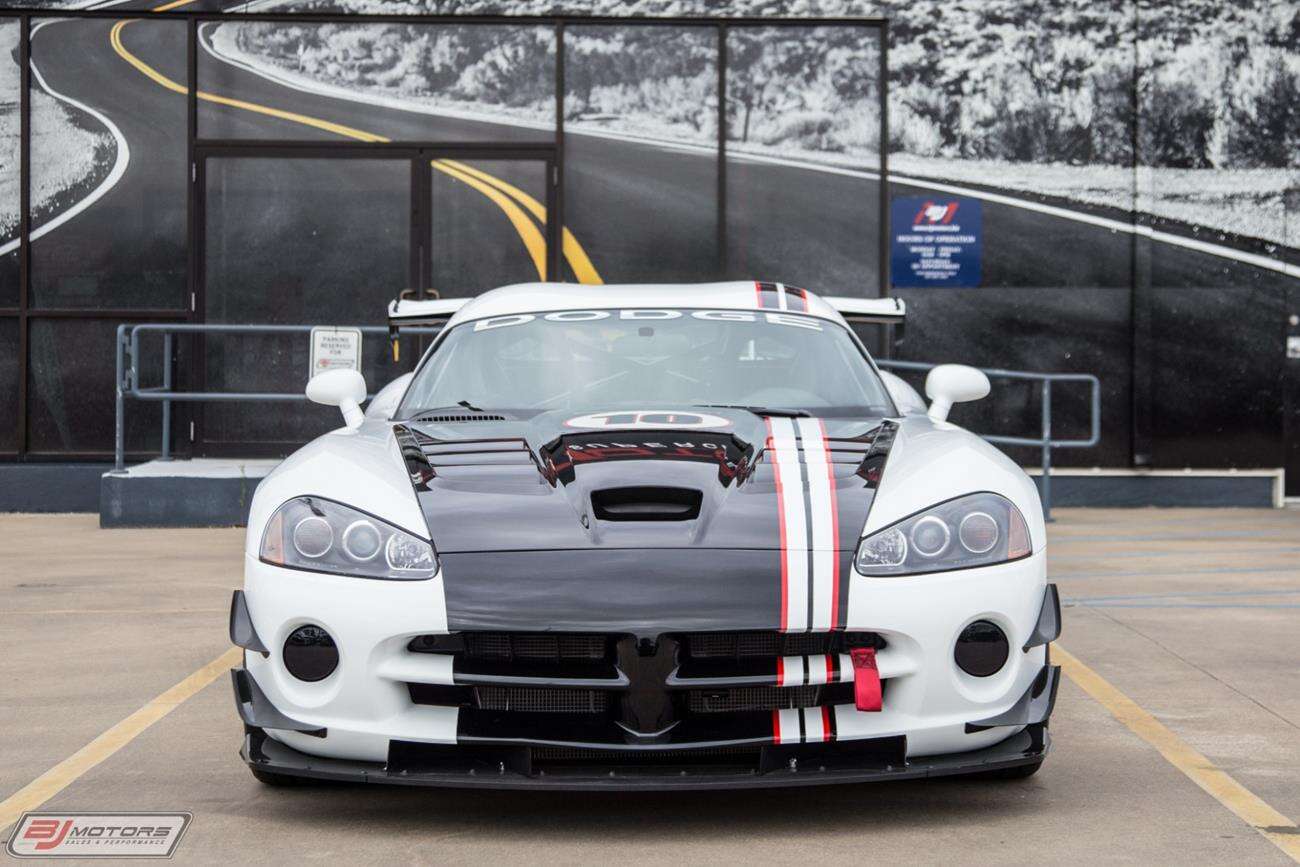 Jeden z 50 i prawie nowy Dodge Viper do kupienia