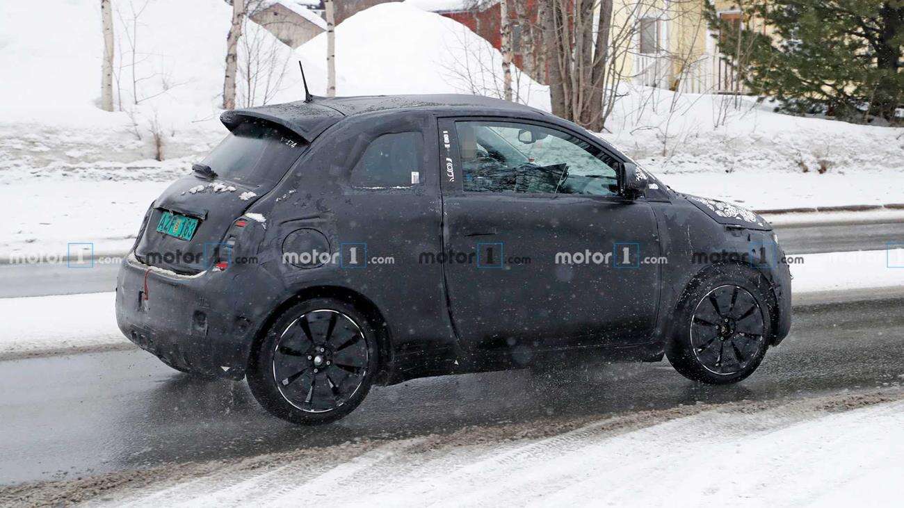 Nowy Fiat 500e w kamuflażu wygląda słodko!