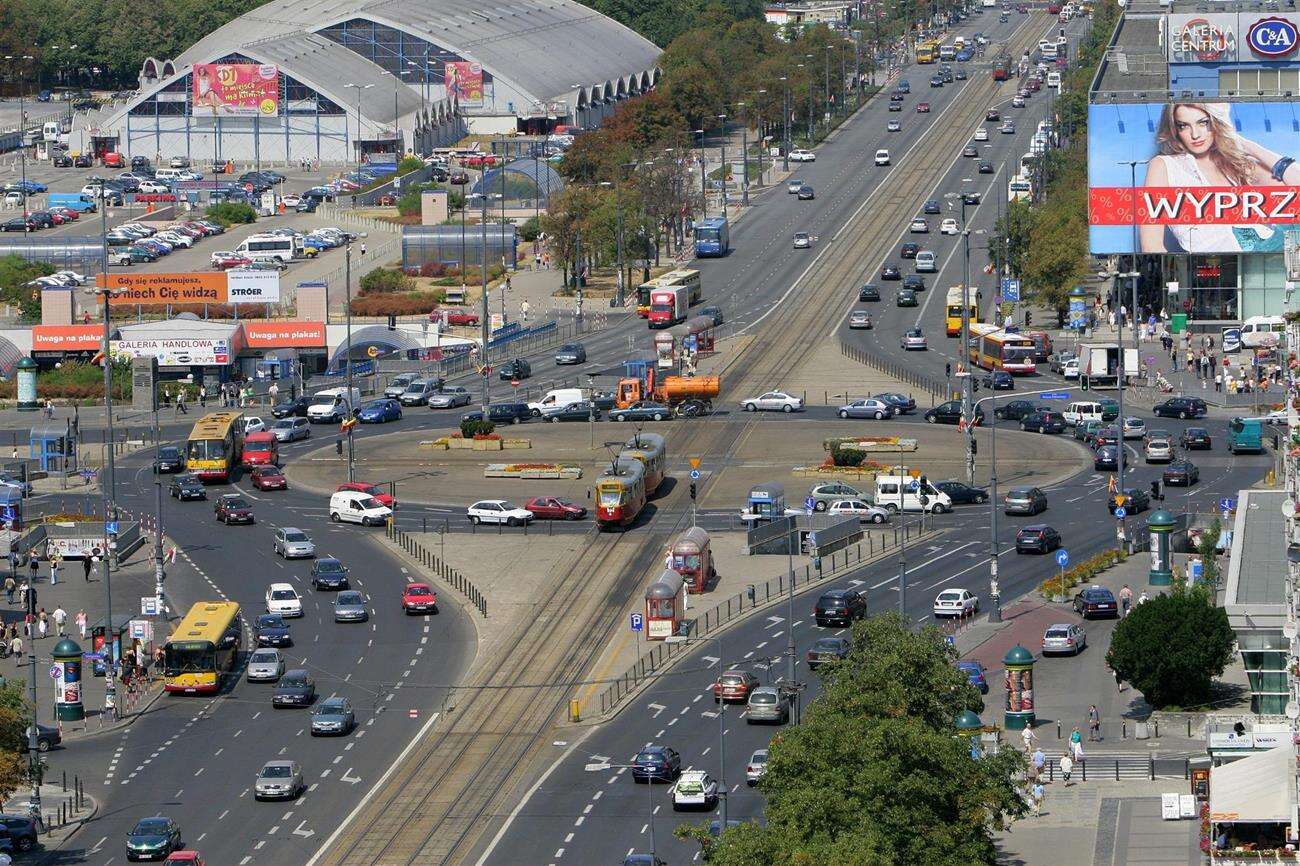 Spadek ruchu o połowę nie poprawił jakości powietrza w Warszawie
