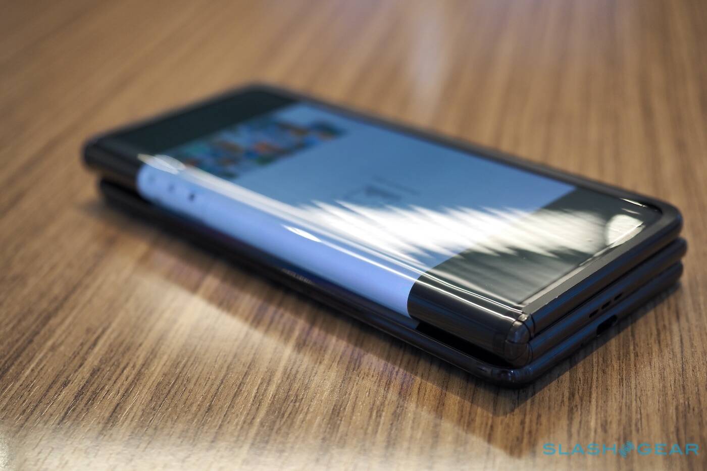 TCL smartfon składany w dwóch miejscach