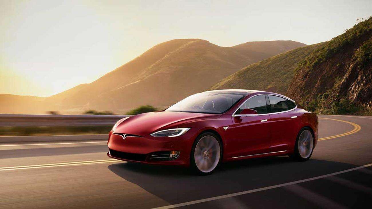 Model S, Tesla Model S, Tesla kontra koń, wyścig Tesli, Model S kontra koń, koń kontra samochód