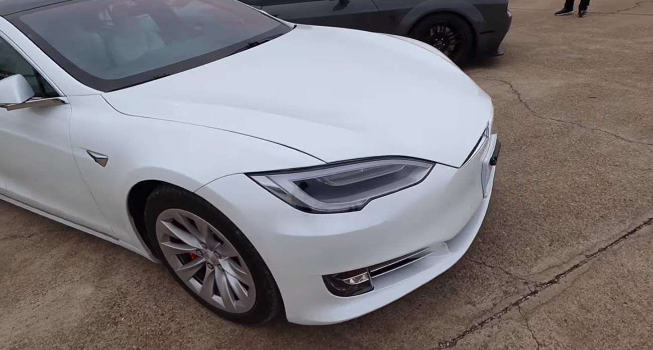 Tesla Model S kontra Dodge Challenger Redeye
