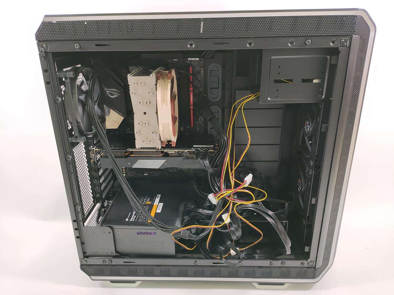 Czy ułożenie okablowania w obudowie ma wpływ na temperatury?