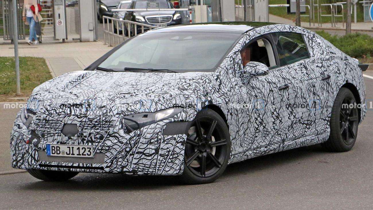 Nie zwracajcie uwagi na wydechy, bo to elektryczny Mercedes EQS