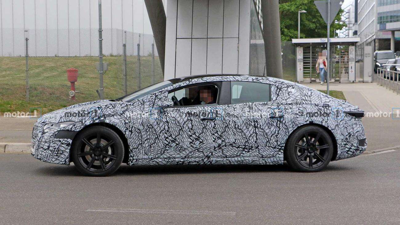 Nie zwracajcie uwagi na wydechy, bo to elektryczny Mercedes EQS