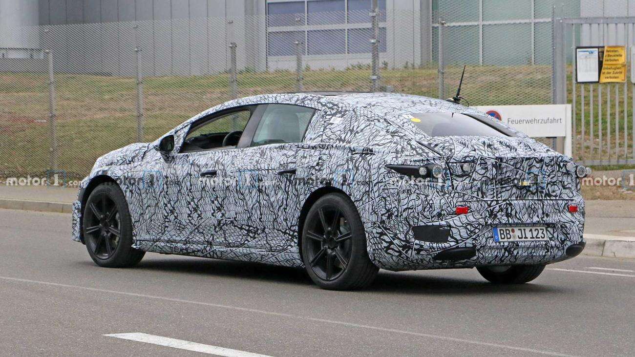 Nie zwracajcie uwagi na wydechy, bo to elektryczny Mercedes EQS