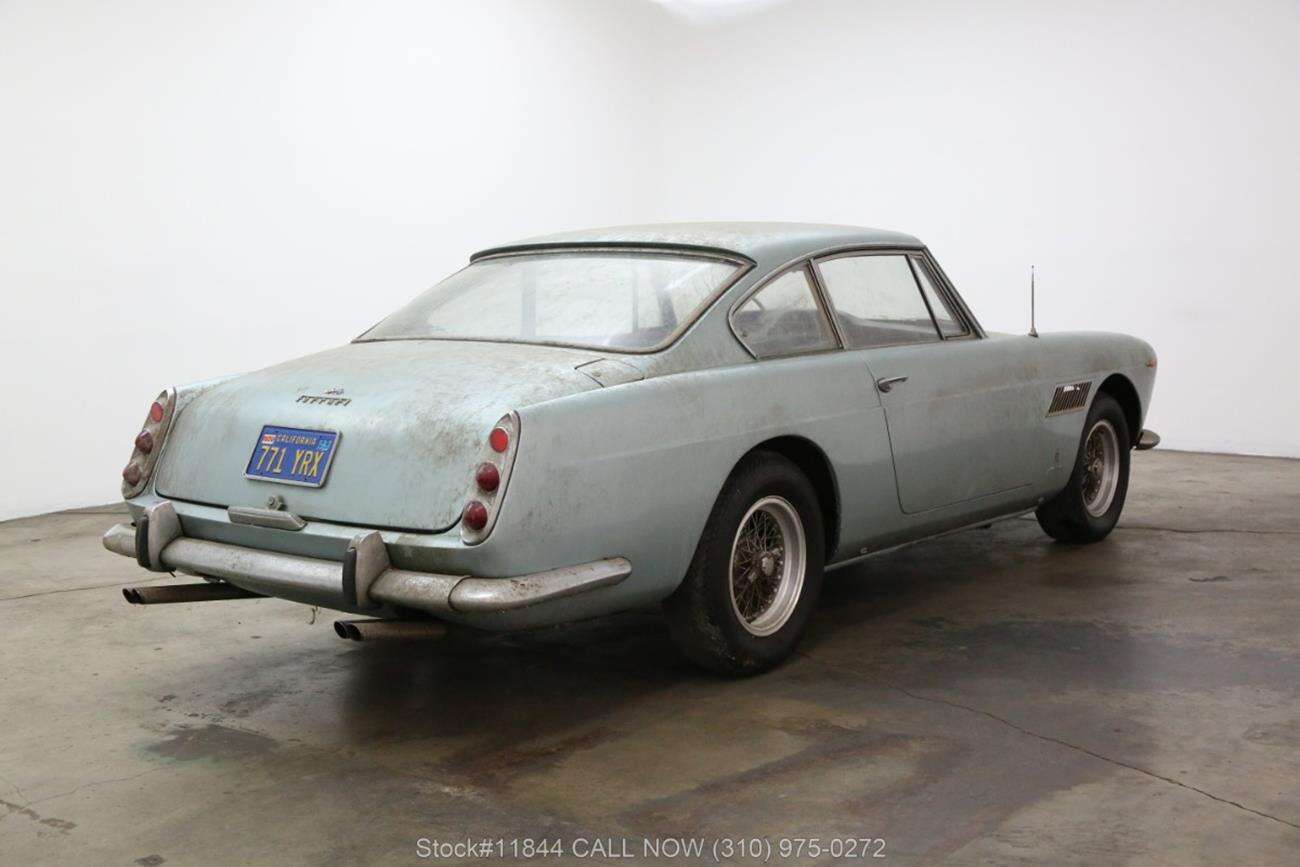 To wyjątkowe Ferrari 250GTE spędziło dekady w garażu