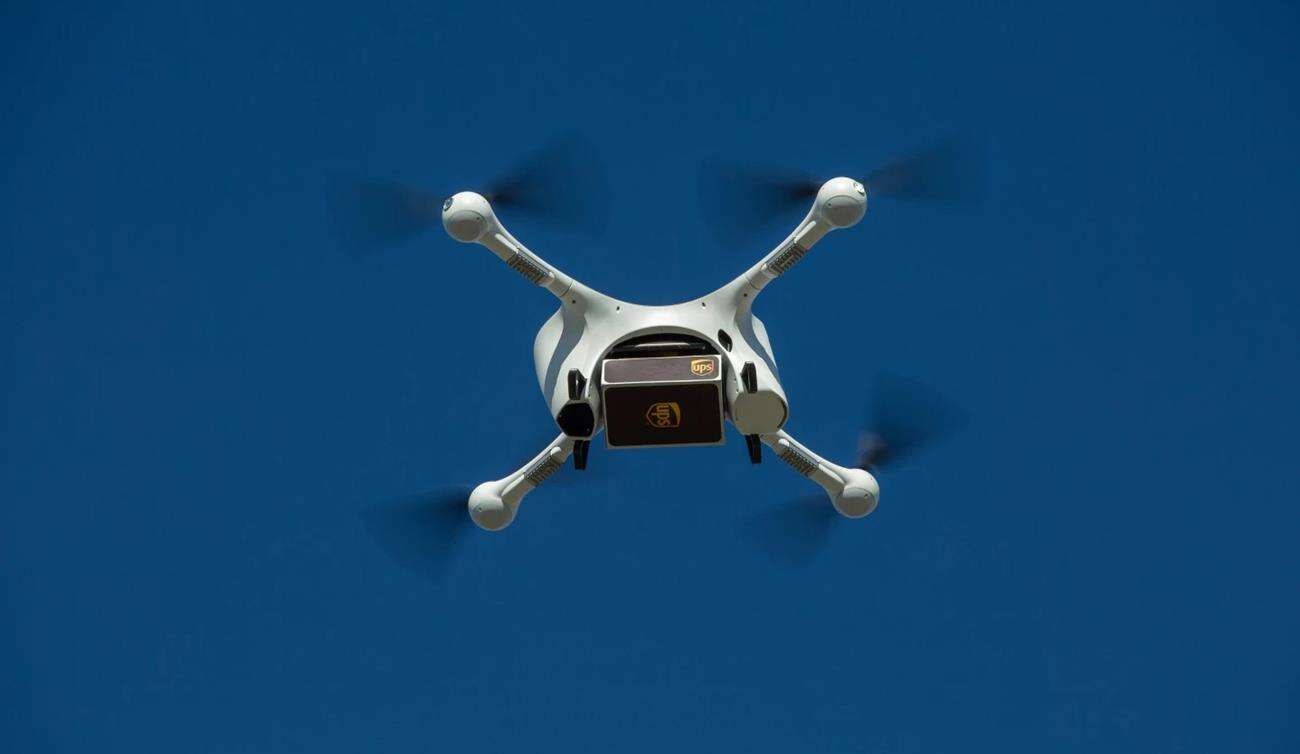 dostawy dronami, drony UPS, kurierzy drony, lekarstwa dostarczane dronami