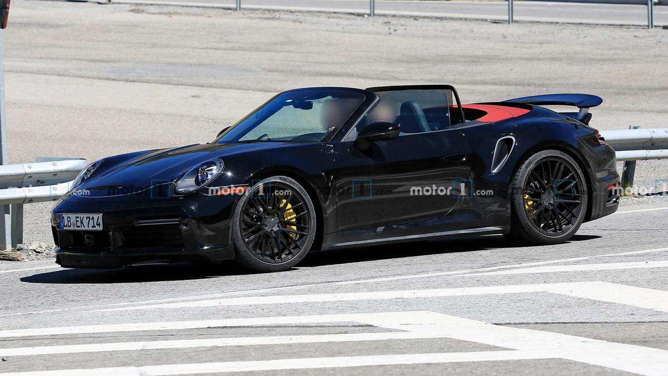 Wystąpienie Porsche 911 Turbo w kabriolecie z towarzystwem dwóch Turbo S