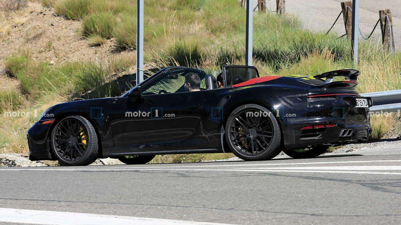 Wystąpienie Porsche 911 Turbo w kabriolecie z towarzystwem dwóch Turbo S