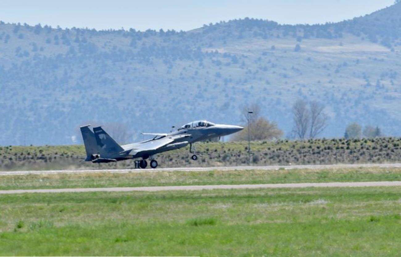 awaryjne lądowanie myśliwca, awaria myśliwca, myśliwiec USA awaria, lądowanie myśliwca USA, myśliwiec broniący trumpa, F15C Eagle