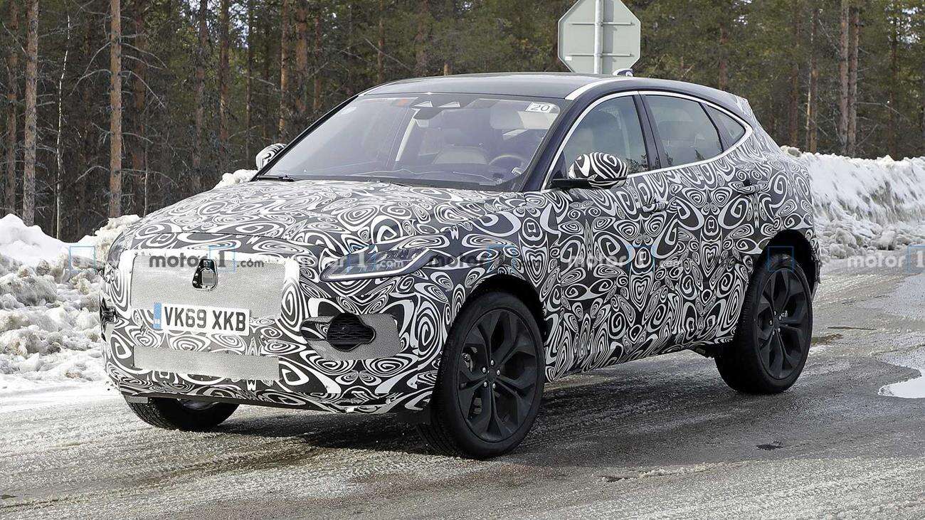 Odświeżony Jaguar E-Pace w kamuflażu
