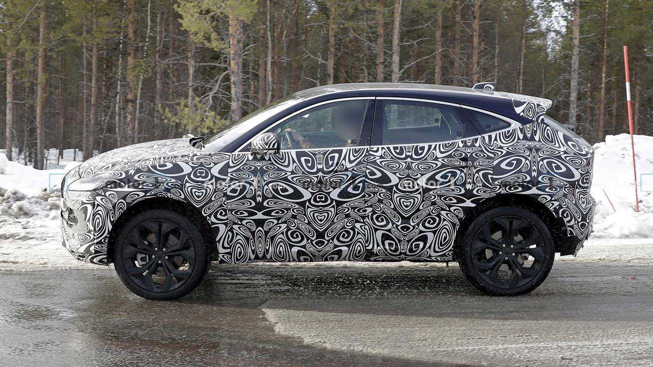 Odświeżony Jaguar E-Pace w kamuflażu