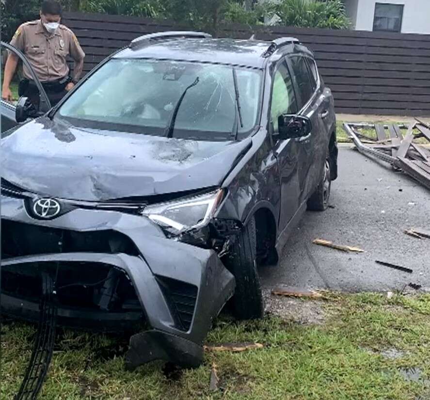 Toyota RAV4 ścina płoty i zalicza kąpiel w basenie na Florydzie