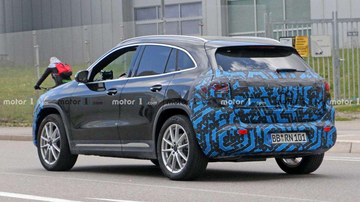 Mercedes EQA 2021 ciągle zakryty, ale w znacznie mniejszym stopniu