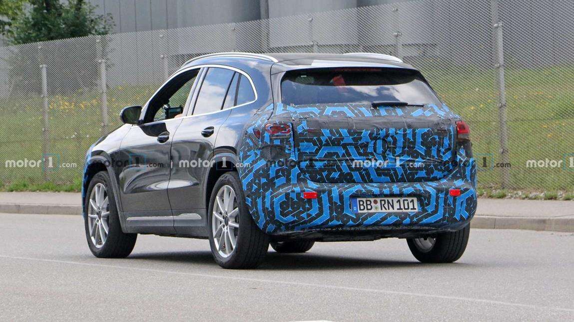 Mercedes EQA 2021 ciągle zakryty, ale w znacznie mniejszym stopniu