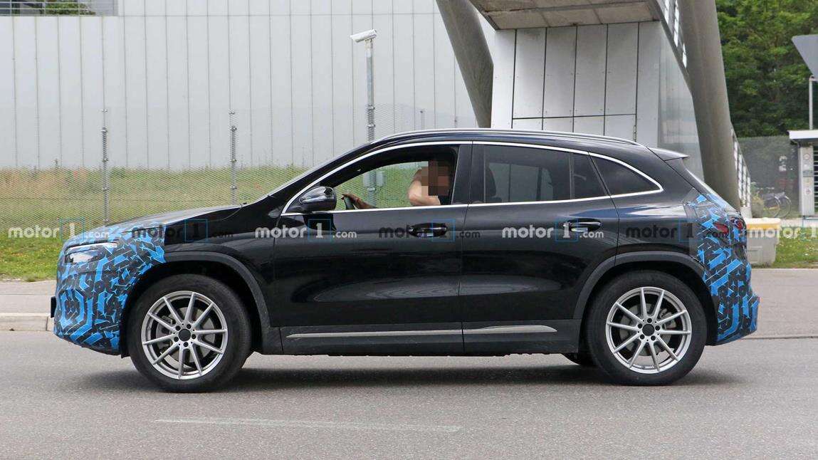 Mercedes EQA 2021 ciągle zakryty, ale w znacznie mniejszym stopniu