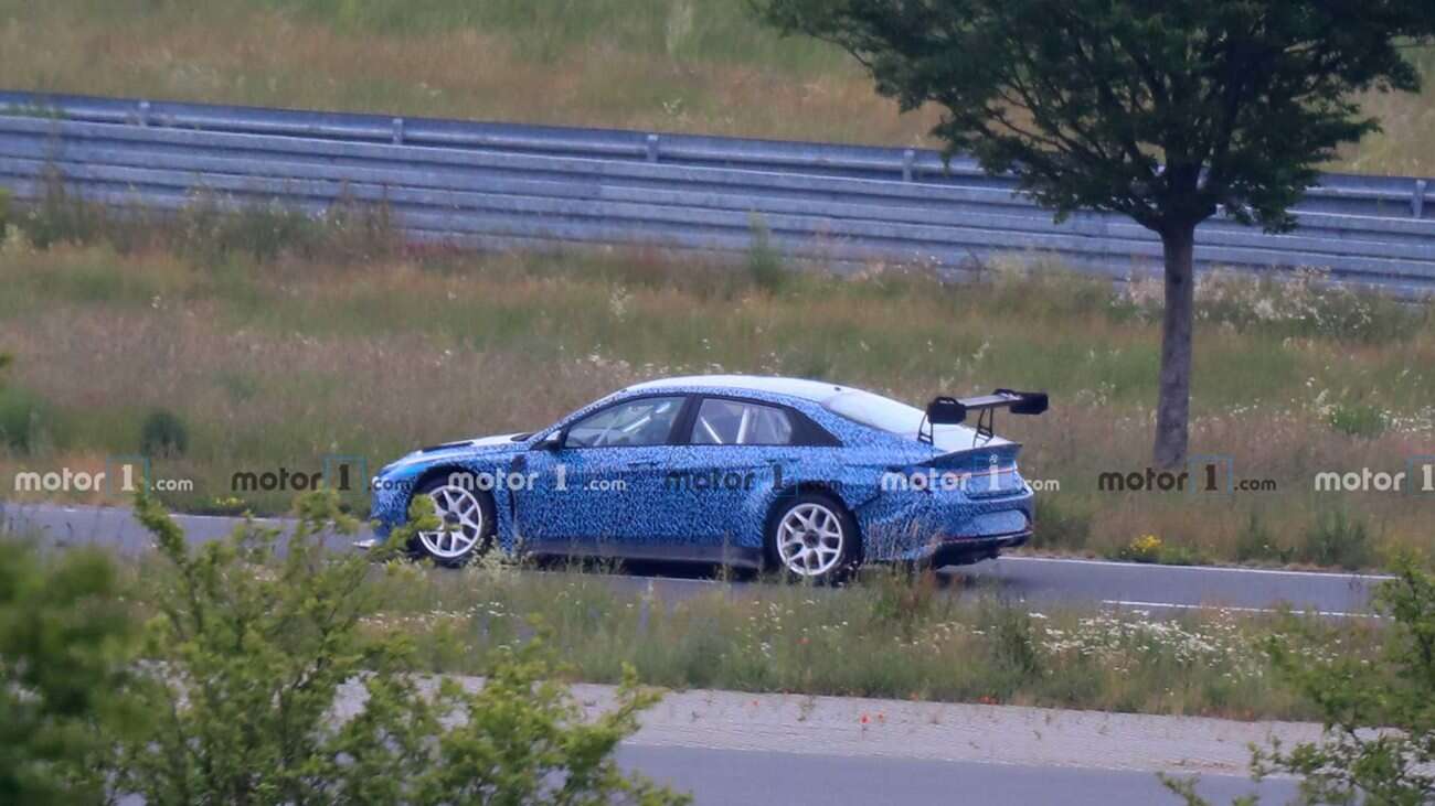 Zakamuflowany wyścigowy Hyundai Elantra złapany na torze