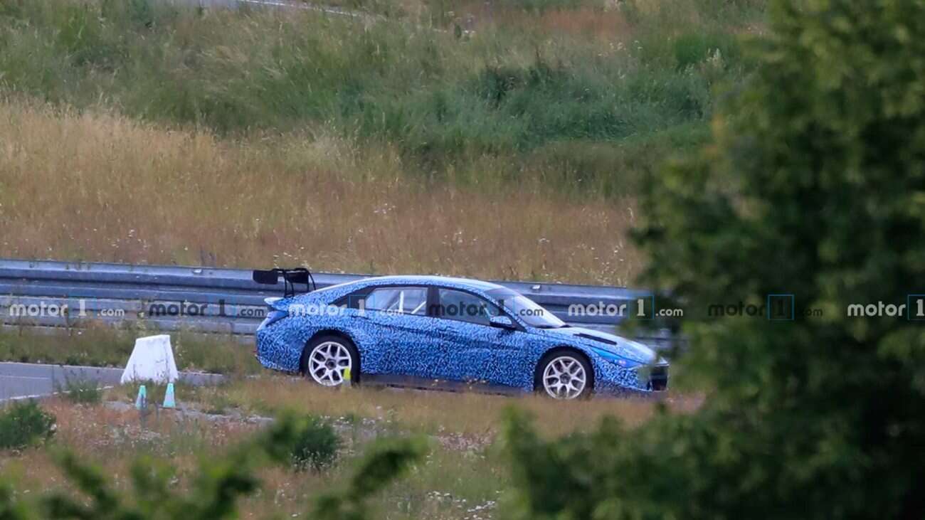 Zakamuflowany wyścigowy Hyundai Elantra złapany na torze
