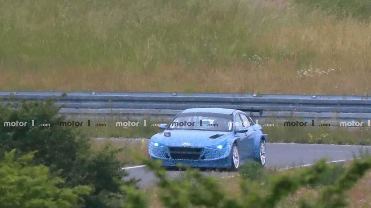 Zakamuflowany wyścigowy Hyundai Elantra złapany na torze