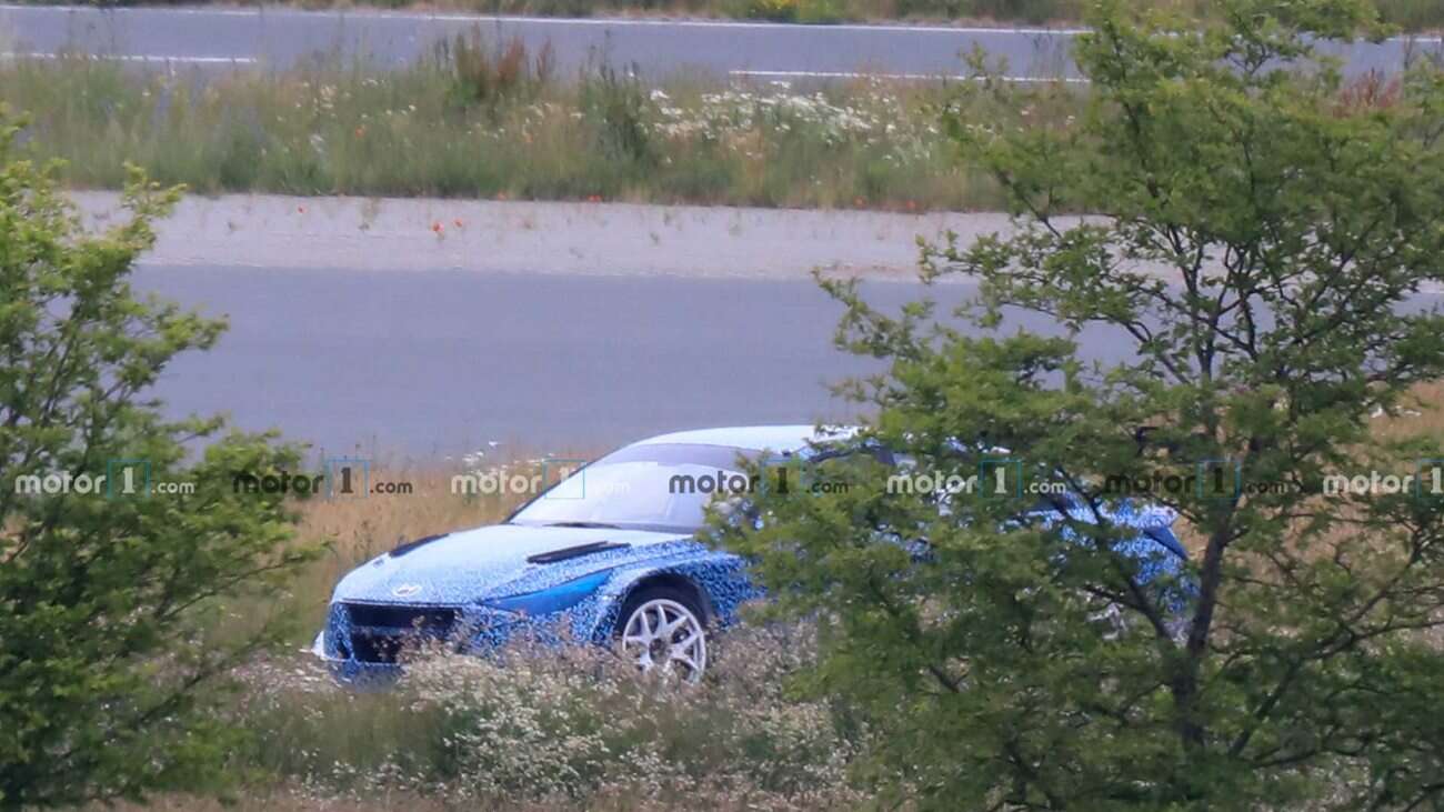 Zakamuflowany wyścigowy Hyundai Elantra złapany na torze