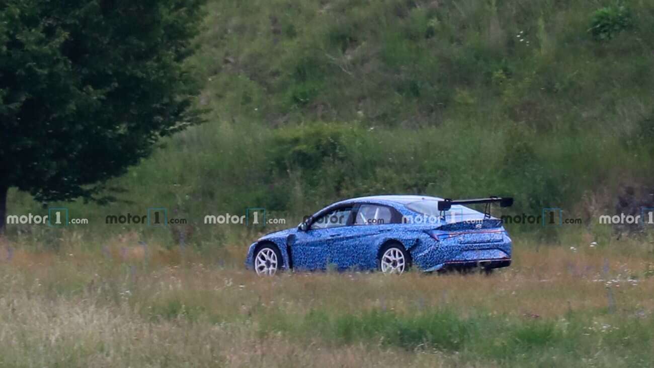 Zakamuflowany wyścigowy Hyundai Elantra złapany na torze