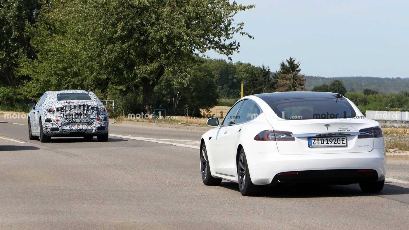 Elektryczny Mercedes-Benz EQS zaliczał testy u boku Tesli