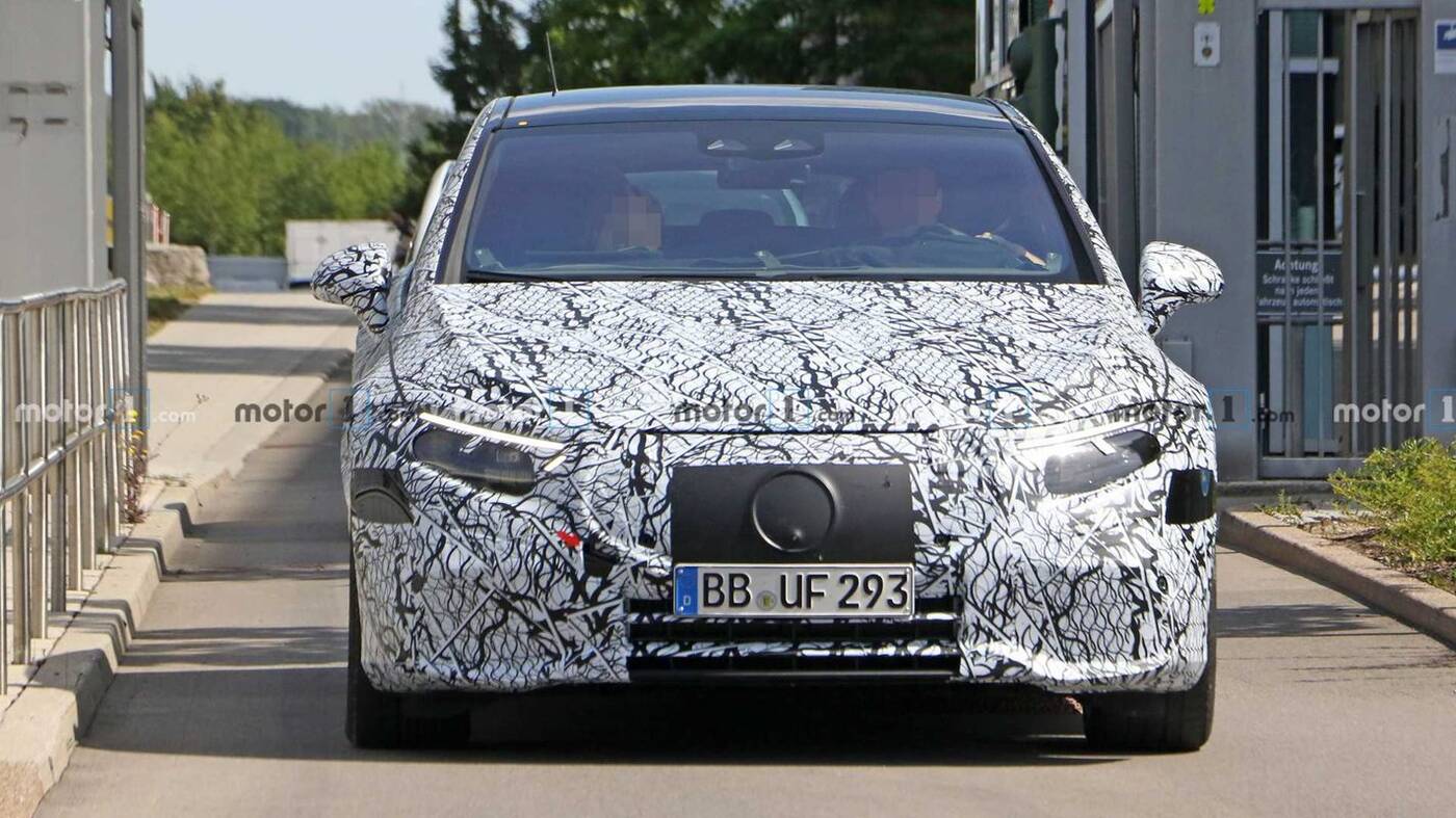 Elektryczny Mercedes-Benz EQS zaliczał testy u boku Tesli