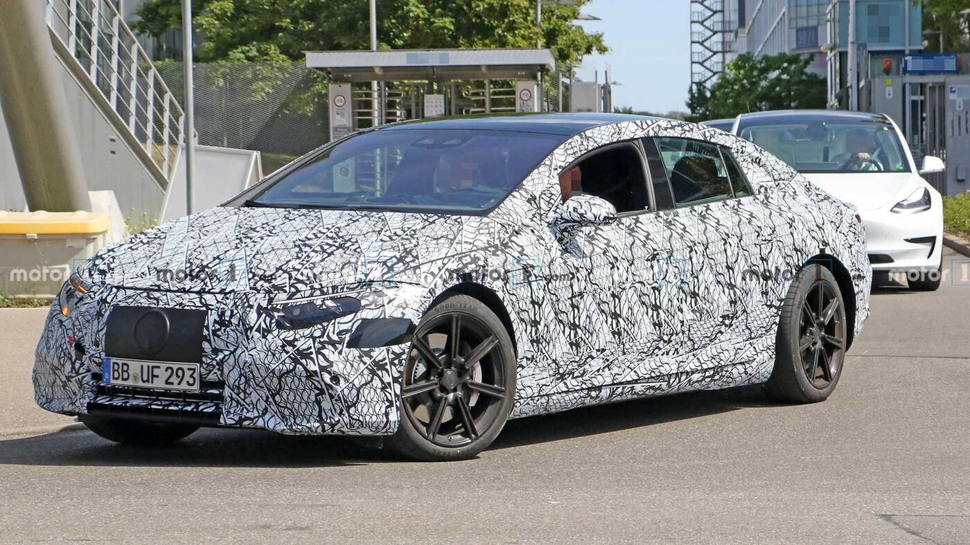 Elektryczny Mercedes-Benz EQS zaliczał testy u boku Tesli