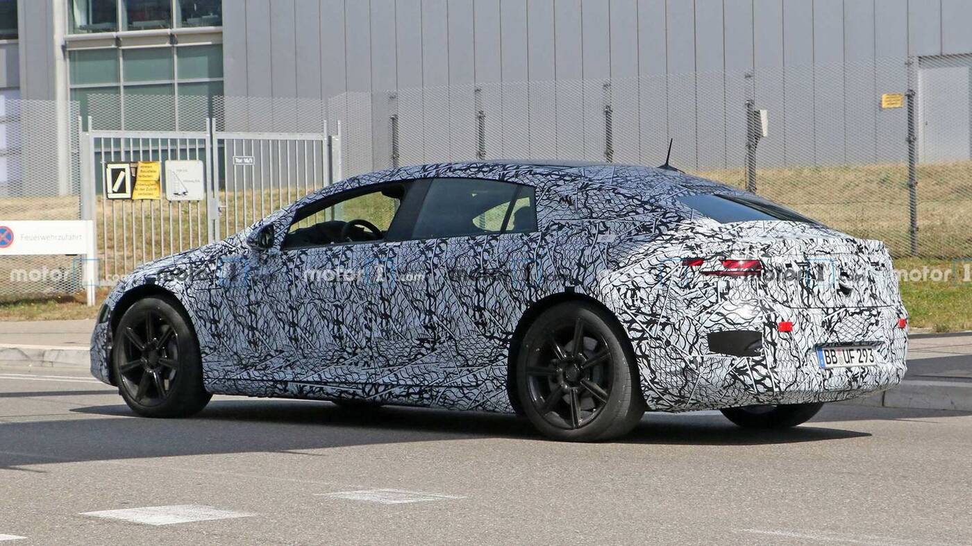 Elektryczny Mercedes-Benz EQS zaliczał testy u boku Tesli