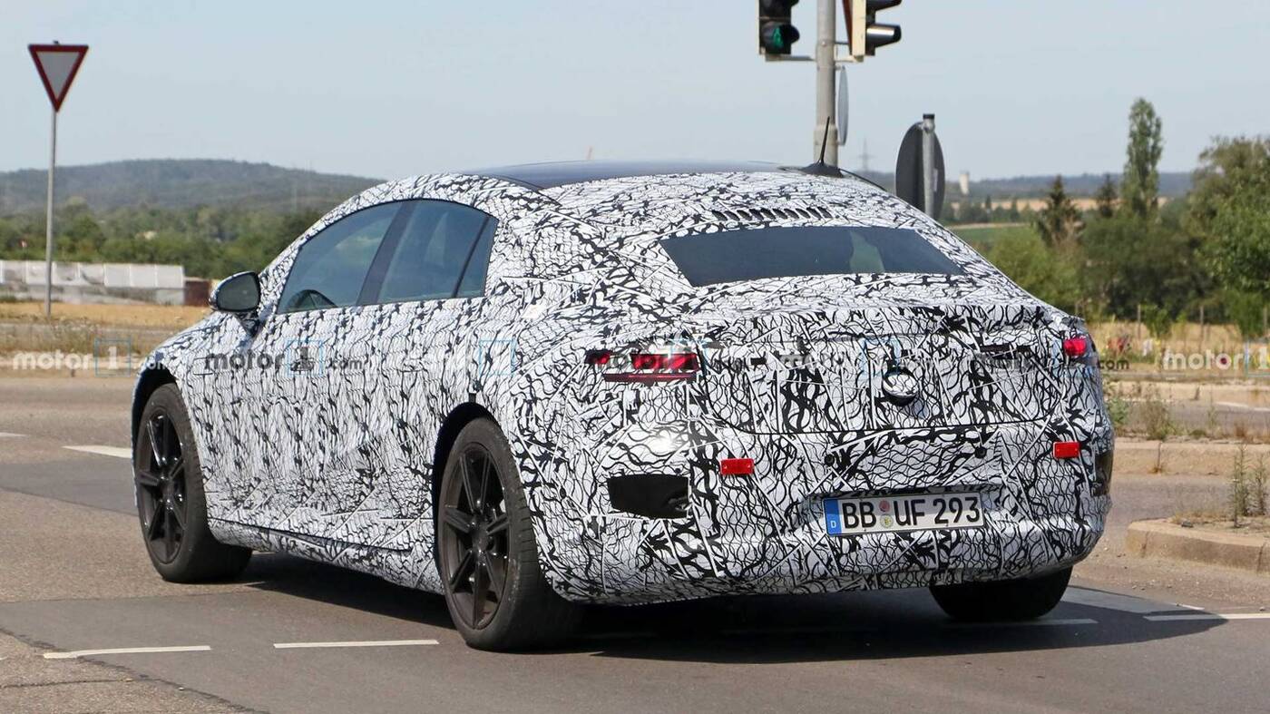 Elektryczny Mercedes-Benz EQS zaliczał testy u boku Tesli