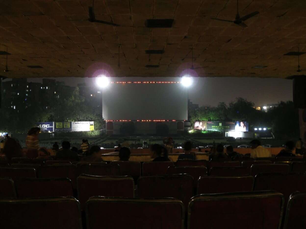 Kinomaniacy mają łatwiej w USA, czyli samochodowe kina Walmartu