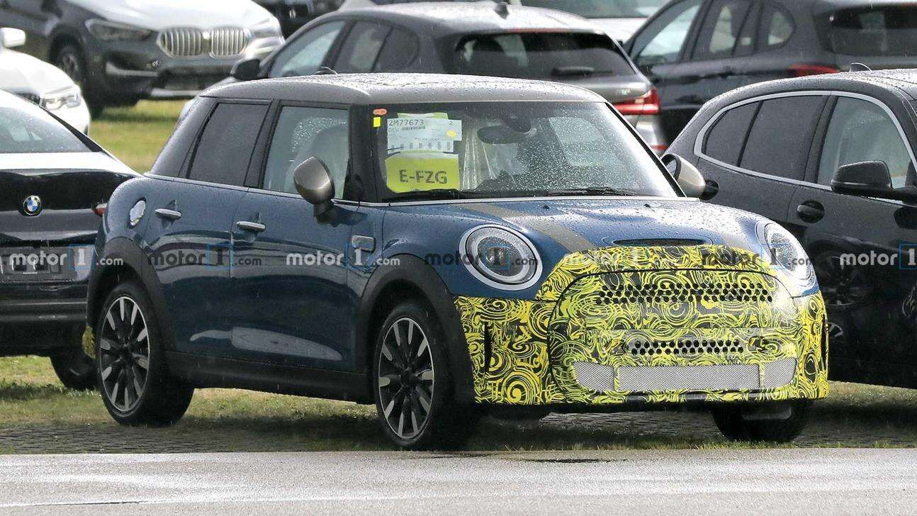 Lifting Mini Cooper SE wyszpiegowany po raz pierwszy