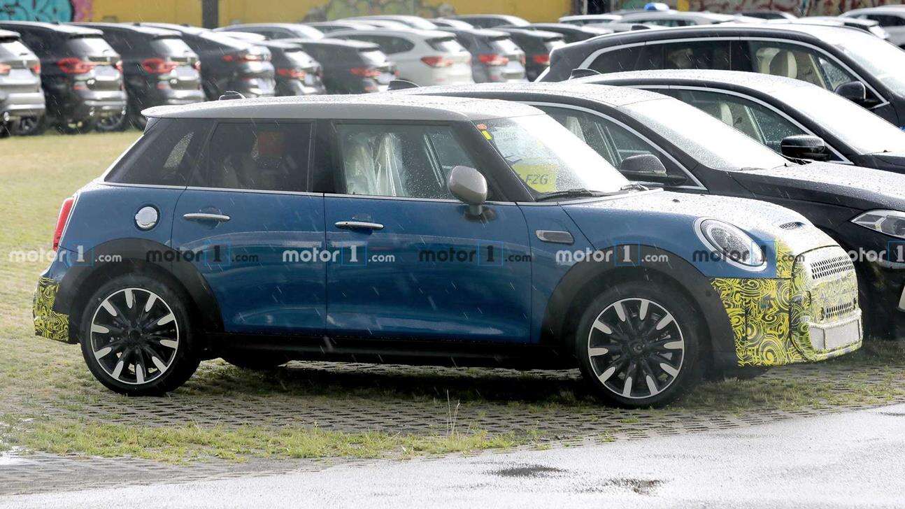 Lifting Mini Cooper SE wyszpiegowany po raz pierwszy