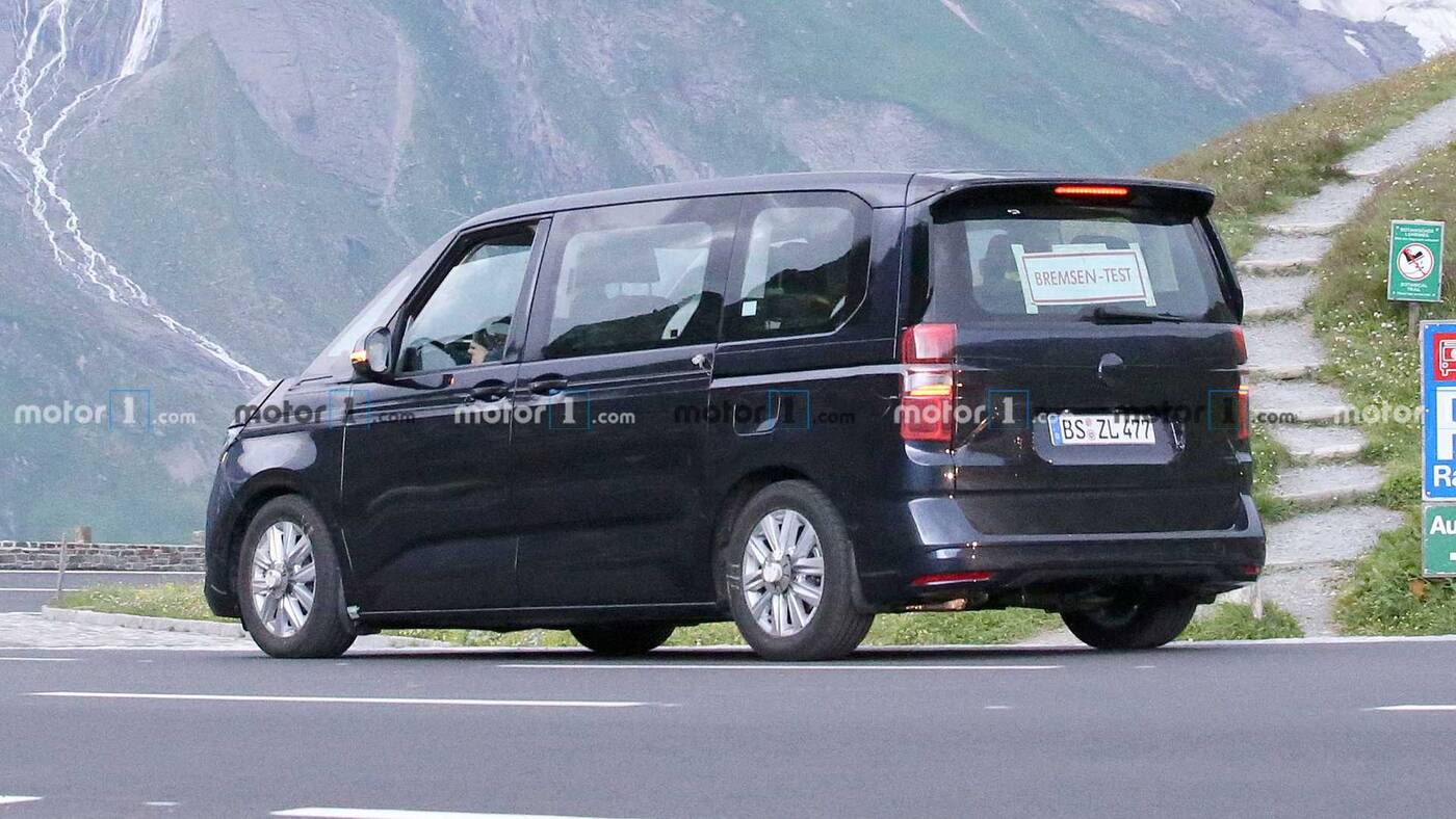 Nowy VW Transporter T7 uchwycony w testach ze starą wersją