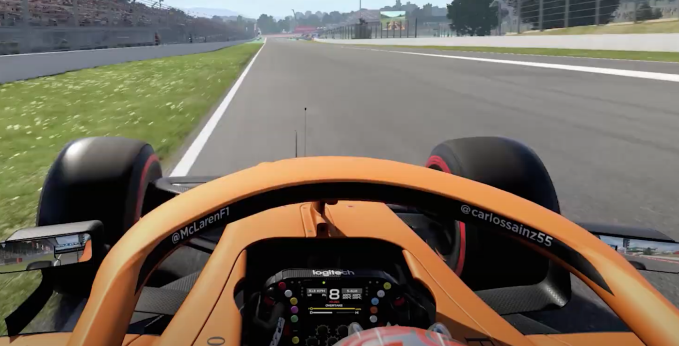 Bolid formuły 1 na torze