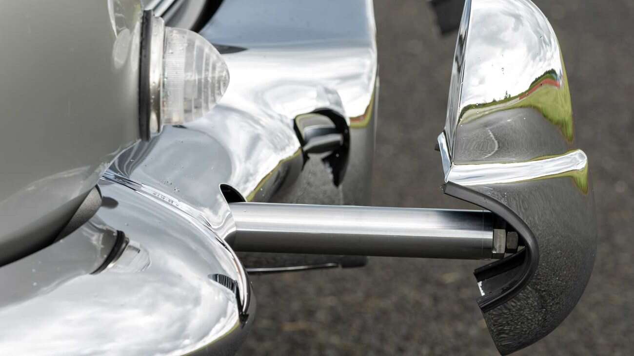 Ten nowy Aston Martin jest pełen gadżetów Jamesa Bonda