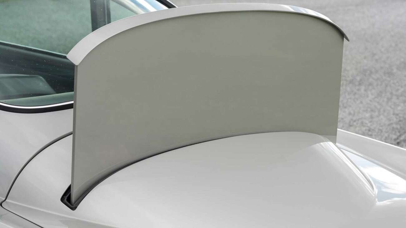 Ten nowy Aston Martin jest pełen gadżetów Jamesa Bonda