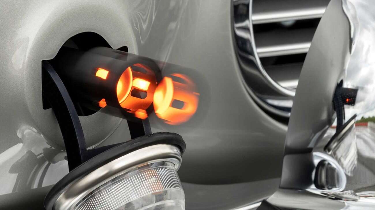 Ten nowy Aston Martin jest pełen gadżetów Jamesa Bonda