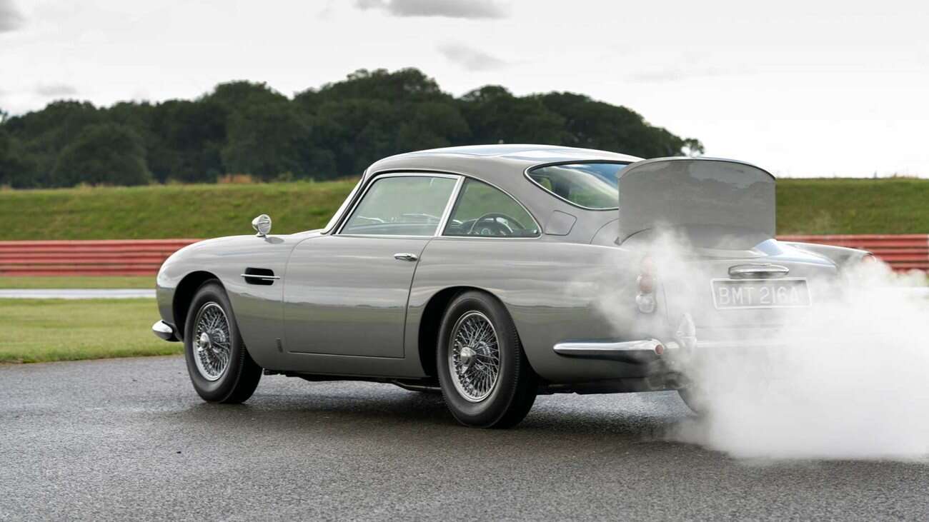 Ten nowy Aston Martin jest pełen gadżetów Jamesa Bonda