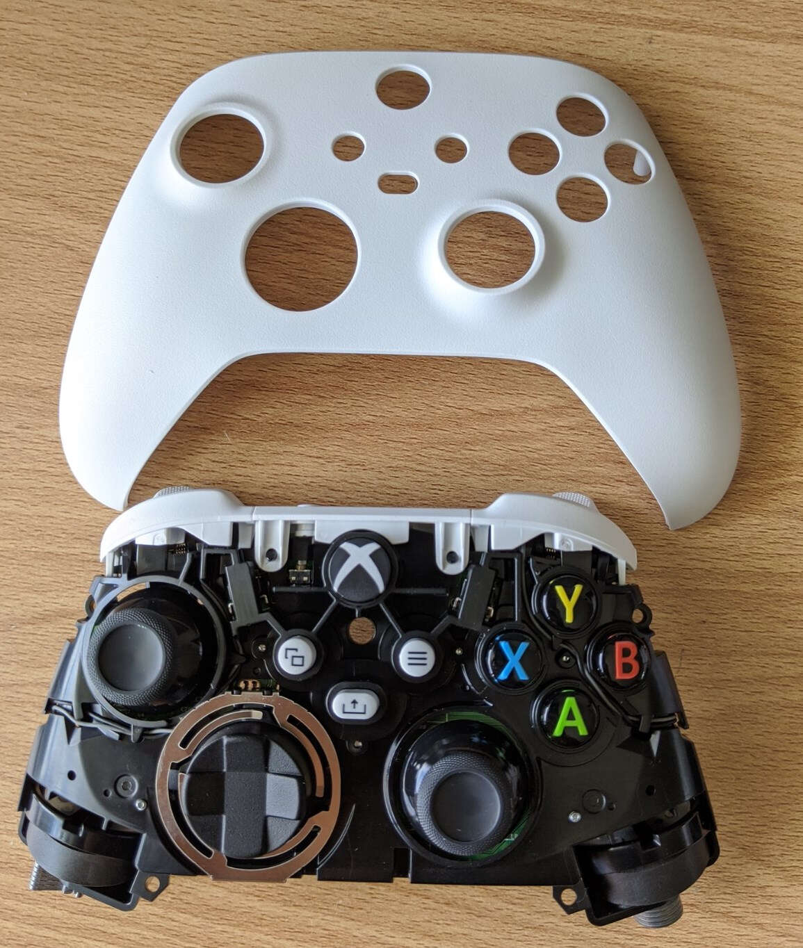 Pad Xbox Series X bez obudowy już w sieci
