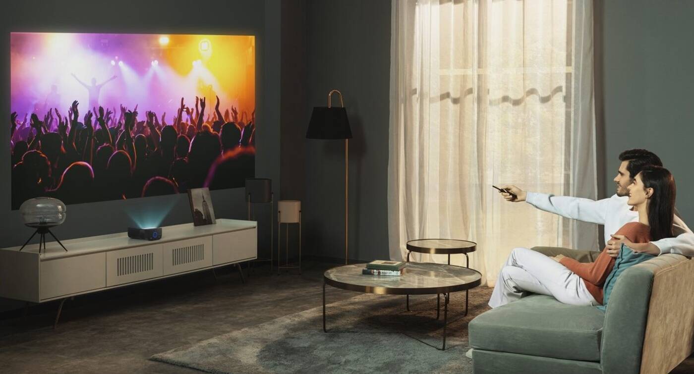 Ekran dotykowy na biurku, czy film na ścianie? Z tym projektorem można wiele