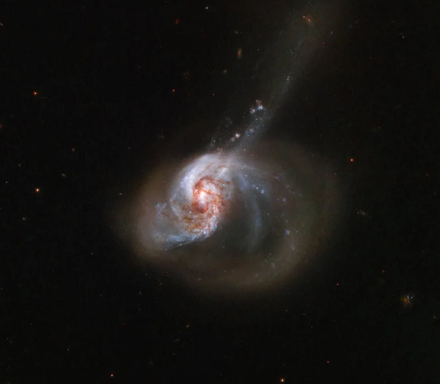 Hubble uwiecznił efektowny widok dwóch zderzających się galaktyk