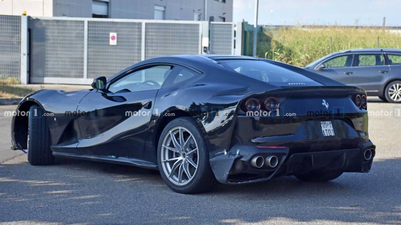 Nowe Ferrari 812 wyszpiegowane z ulepszonym silnikiem V12