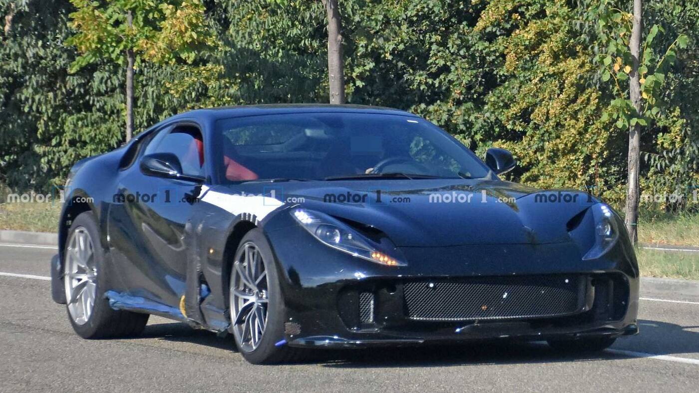 Nowe Ferrari 812 wyszpiegowane z ulepszonym silnikiem V12